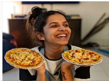 Siddharth Chandekar post mitali mayekar pic on instagram with pizza in hand | सिद्धार्थ चांदेकर सांगतोय, आता माझी ही काळजी मिटली