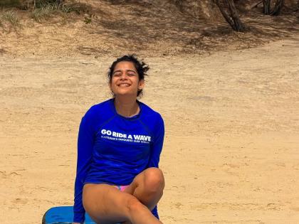 मिथिला पालकर बनली जलपरी! ऑस्ट्रेलियात केलं सर्फिंग, बिकिनी लूकनं चाहत्यांना लावलं वेडं!