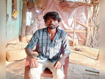 The hard life of a deaf-mute Mithun; family lost, lives Atmanirbhar life with skill of bamboo work | नियतीचा असाही खेळ... हिरावला गोड परिवार, अश्रूंच्या सोबतीला उरला बांबूकलेचा आधार!