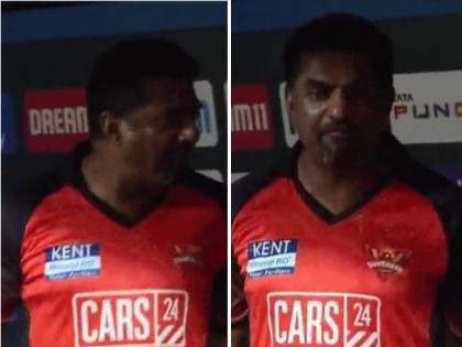 IPL 2022 SRH vs GT Live Updates : Muttiah Muralitharan lost his cool after Sunrisers Hyderabad bowlers failed to defend the total, Video Viral  | Muttiah Muralitharan IPL 2022 SRH vs GT Live Updates : मुथय्या मुरलीधरनचा पारा चढला, SRHच्या गोलंदाजांच्या अपयशानंतर केली शिविगाळ?; Video 