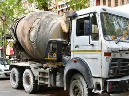 Mixer truck hits bike; 11-year-old girl dies, mother seriously injured | मिक्सर ट्रकची दुचाकीला धडक; ११ वर्षीय मुलीचा मृत्यू, आई गंभीर जखमी