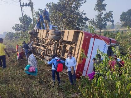 bus carrying the 30 passengers overturned in gondia | दुचाकीला वाचवण्याच्या प्रयत्नात बस उलटली, थोडक्यात बचावले प्रवासी