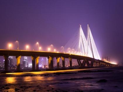 Youth commits suicide by jumping from sea link | सी-लिंकवरुन उडी मारत तरुणाची आत्महत्या; प्रेमभंगातून उचललं टोकाचं पाऊल