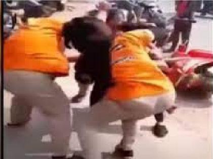 controversy over drops of petrol on clothes women fighting video goes viral | पेट्रोल पंपावर भाईगिरी पडली महागात; महिलेला महिला कर्मचाऱ्यांचा बेदम चोप