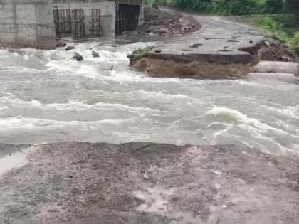 Ten villages were cut off as the Rangavali river flooded and the bridge went under water | रंगावली नदीला पूर; पूल पाण्याखाली गेल्याने १० गावांचा संपर्क तुटला