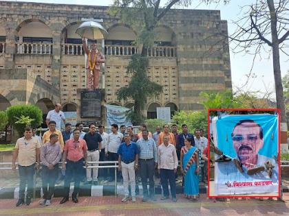 A garland of shoes was placed on the image of Katkar, convener of the Coordination Committee at the ZP Nagpur amid old pension strike | जिल्हा परिषदेत समन्वय समितीचे निमंत्रक काटकर यांच्या प्रतिमेला घातला चपलांचा हार