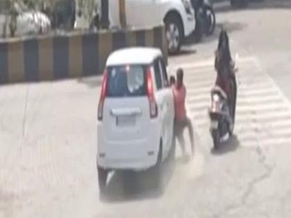 The driver took the young man for a walk; Thriller video goes viral on social media | कारचालकाने तरुणाला नेले फरफटत; कल्याणमधील थरारक व्हिडिओ सोशल मीडियावर व्हायरल