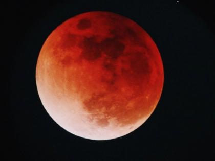 The largest lunar eclipse of the century on November 19; The color of the moon will be reddish in India | १९ नोव्हेंबरला शतकातील सर्वांत मोठे चंद्रग्रहण; भारतात चंद्राचा रंग दिसणार लालभडक