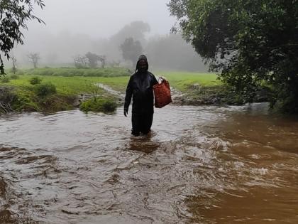 Teachers have to travel through the floodwaters at the risk of their lives; The situation in Aajra Kolhapur | शिक्षकांना जीव धोक्यात घालून ओढे- नदीच्या पुरातून करावा लागतो प्रवास; आजरामधील परिस्थिती