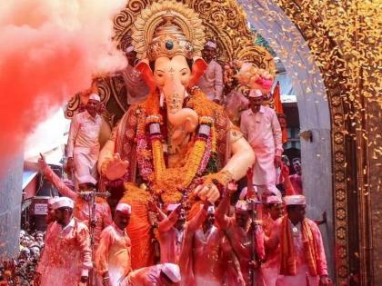 The jewels of 7 women were stolen in the entrance of the Lalbaghcha raja | लालबागच्या राजाच्या प्रवेशद्वारातच ७ महिलांचे दागिने चोरीला, विसर्जनात चोरांची हातसफाई!