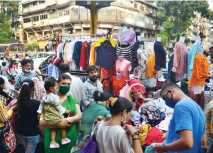 Mumbai markets decorated for Diwali shopping | दिवाळी खरेदीसाठी सजल्या मुंबईच्या बाजारपेठा; नियम पाळण्याचे प्रशासनाचे आवाहन