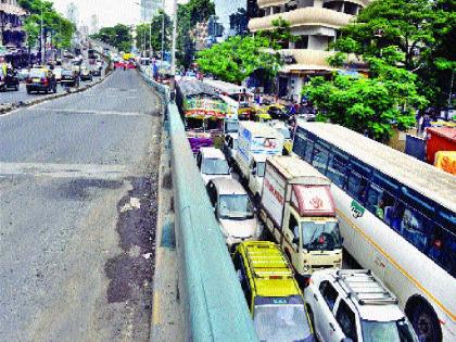  Due to the water cut in Parel, traffic constables | परळमध्ये जलवाहिनी फुटल्याने वाहतूककोंडी