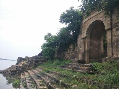 historical diwan ghat of pauni counting the last element | साडेतीनशे वर्षांचा दिवाणघाट इतिहासजमा हाेण्याच्या मार्गावर