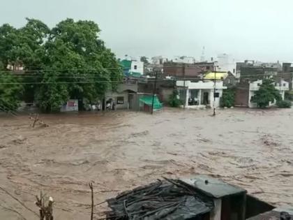 Cloudburst-like rain in Sangrampur taluka; Rivers flooded, water entered houses, agriculture was damaged | संग्रामपूर तालुक्यात ढगफुटीसदृश्य पाऊस; नदी नाल्यांना पूर, घरांमध्ये पाणी घुसले, शेती नुकसान