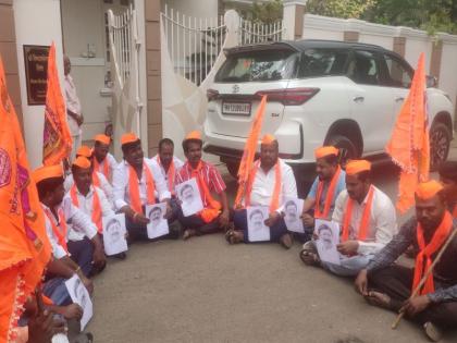 Sambhaji Brigade Demonstrations in front of MLA Vijayakumar Deshmukh's house | 'मनोज जरांगेंना विरोध करणाऱ्या कार्यकर्त्यांना आवरा'; विजयकुमार देशमुख यांच्या घरासमोर निदर्शने