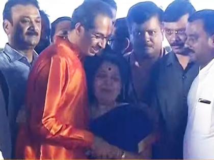 Raj Thackeray's 'Mother' tears after Uddhav thackeray swearing ceremoney | उद्धव ठाकरे शपथविधीः शेवटी रक्ताचच नातं होsss... राज ठाकरेंच्या 'मातोश्रीं'ना अश्रू अनावर, 'CM उद्धव'ही भावूक