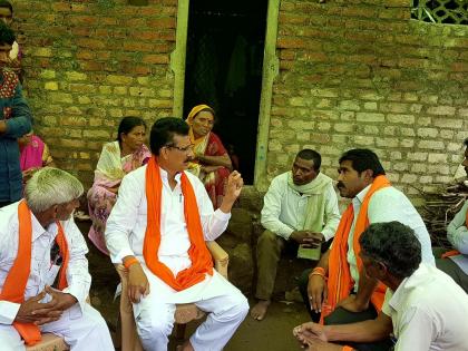 The condolance visit to the destitute family by shivsena office bearers | अल्पवयीन मुलांचा मृत्यू झालेल्या शेतमजूर कुटुंबियांची सांत्वनपर भेट