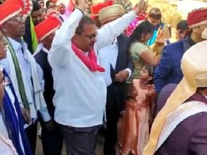 MLA raju karemore's dance video at a wedding goes viral | डीजेच्या तालावर थिरकले आमदार; पाचगावचा 'तो' व्हिडीओ व्हायरल