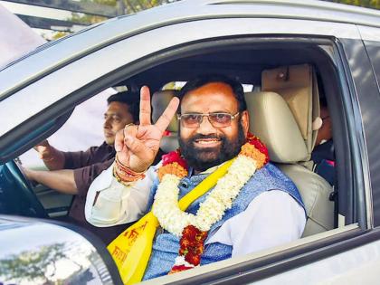 The teachers made Sudhakar Adbale the winner, Chandrapur got a rightful teacher MLA for the first time | मनातल्या उमेदवाराच्या गळ्यात शिक्षकांनी घातली विजयाची माळ