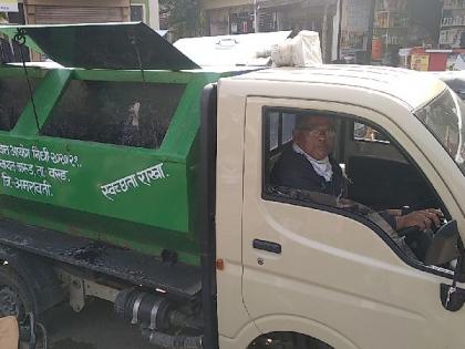 Sarpanch of jarud gram panchayat himself on garbage truck as no driver was there to drive | ग्रामसेवेचा ध्यास.. चालक न मिळाल्याने सरपंच स्वतः कचरा गाडीवर