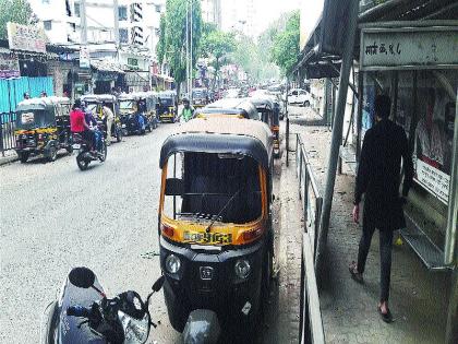 NMMT's bus stop garage | एनएमएमटीचे बसथांबे गॅरेजला आंदण, वाहतूक विभागाने अर्थपूर्ण दुर्लक्ष