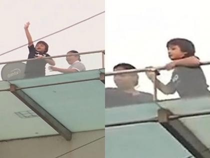 Shahrukh Khan younger son AbRam Khan waives at the crowd who have gathered outside Mannat after Aryan Khan bail | Aryan Khan Bail: अबराम खान थेट मन्नतच्या टॉप फ्लोरवर; भावाला जामीन मिळाल्यानंतर केलं सेलिब्रेशन