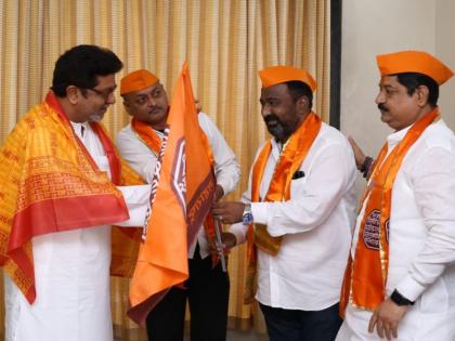 Shiv Sena workers from Aurangabad have joined MNS today | 'शिवबंधन' सोडून शिवसैनिक झाले 'महाराष्ट्र सैनिक; राज ठाकरेंच्या उपस्थितीत मनसेत प्रवेश