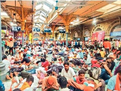 Protesters gather at CSMT as Mumbaikars go to office, GRP and RPF struggle to control the crowd of protesters | सीएसएमटीवर आंदोलकांचा ठिय्या, कार्यालयात जाणारे मुंबईकर, आंदोलकांची गर्दी आवरताना जीआरपी आणि आरपीएफची दमछाक Protesters gather at CSMT as Mumbaikars go to office, GRP and RPF struggle to control the crowd of protesters | सीएसएमटीवर आंदोलकांचा ठिय्या, कार्यालयात जाणारे मुंबईकर, आंदोलकांची गर्दी आवरताना जीआरपी आणि आरपीएफची दमछाक