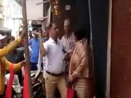 Crime News: MNS official beat woman, video goes viral; Three arrested | Crime News: मनसे पदाधिकाऱ्याची महिलेला मारहाण, व्हिडीओ व्हायरल; तिघांना अटक