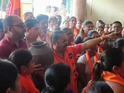 Water shortage in Gauri Pada in Kalyan West, MNS's Handa Morcha; Carrots and Fair and Lovely were given to officers | कल्याण पश्चिमेतील गौरी पाड्यात पाणी टंचाई, मनसेचा हंडा मोर्चा; अधिकाऱ्याना दिले गाजर आणि फेअर अँड लवली