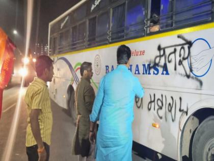 MNS protests by blocking a bus going towards Karnataka on the Mumbai Bangalore highway | Video: पुण्यातील मुंबई बंगलोर महामार्गावर कर्नाटकच्या दिशेने जाणारी बस रोखून मनसेचे आंदोलन