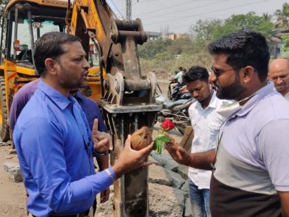 re excavated the finished cement road mns worker gives rose flower and coconut to supervisor | तयार सिमेंटचा रस्ता पुन्हा खोदला; मनसे कार्यकर्त्याने सुपरवायझरला दिले गुलाब पुष्प आणि श्रीफळ