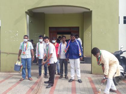 'MNS' cleaning of administrative building in Khamgaon! | खामगाव येथील प्रशासकीय इमारतीची ‘मनसे’ सफाई!