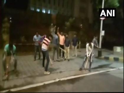 Mumbai : MNS workers break road in front of Mantralaya in Mumbai to protest against potholes in the city | Mumbai : खड्डेयुक्त रस्त्यांविरोधात मनसे आक्रमक, मंत्रालयासमोरील रस्ता खोदला