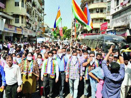 Maharashtra Navnirman Sena's mum morcha against hawkers, flagged movement outside railway stations | फेरीवाल्यांविरोधात महाराष्ट्र नवनिर्माण सेनेचा मूक मोर्चा, रेल्वे स्थानकांबाहेर केले झेंडा आंदोलन