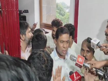Chaos in Pune Municipal Corporation; Case registered against MNS workers for obstructing government work | पुणे महापालिकेत गोंधळ; मनसे कार्यकर्त्यांविरुद्ध सरकारी कामात अडथळा आणल्याप्रकरणी गुन्हा दाखल Chaos in Pune Municipal Corporation; Case registered against MNS workers for obstructing government work | पुणे महापालिकेत गोंधळ; मनसे कार्यकर्त्यांविरुद्ध सरकारी कामात अडथळा आणल्याप्रकरणी गुन्हा दाखल