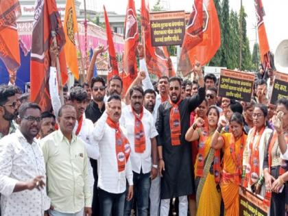 MNS's march in Sangli against the company that cheated with the lure of investment in the stock market | शेअर बाजाराच्या नावाखाली फसवणूक करणाऱ्यावर मोका लावा, सांगली जिल्हाधिकारी कार्यालयावर मनसेचा मोर्चा