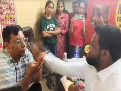 MNS workers beat up coaching center director, video from Kalyan goes viral | मनसे कार्यकर्त्यांकडून कोचिंग सेंटरच्या संचालकाला मारहाण, कल्याण येथील व्हिडीओ व्हायरल MNS workers beat up coaching center director, video from Kalyan goes viral | मनसे कार्यकर्त्यांकडून कोचिंग सेंटरच्या संचालकाला मारहाण, कल्याण येथील व्हिडीओ व्हायरल