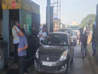 MNS agitation on Shedung toll in Panvel; Vehicles left without tolls | पनवेल मधील शेडुंग टोलवर मनसेचे आंदोलन; विनाटोल वाहने सोडली 