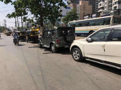 Delete unauthorized parking on Service Road on Ghodbunder Road - MNVS's demand | घोडबंदर रोडवरील सर्व्हिस रोडवरील अनधिकृत पार्किंग हटवा - मनविसेची मागणी