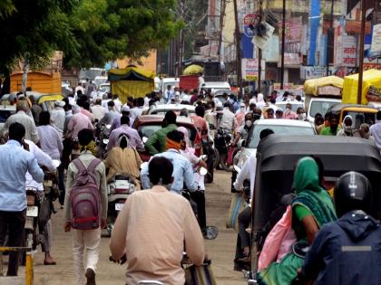 rush of citizens to shop after a five-day curfew in Parabhani | पाच दिवसांच्या संचारबंदीनंतर खरेदीसाठी नागरिकांची एकच झुंबड