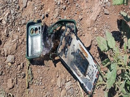 The explosion of the mobile phone happened suddenly, the accident was averted due to the driver intervention | ..अन् अचानकच झाला मोबाईलचा स्फोट, चालकाच्या प्रसंगावधानाने दुर्घटना टळली; पुणे-बेंगळुरु महामार्गावरील घटना