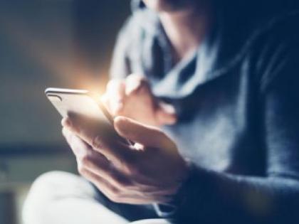 A young man from Ghunki Kolhapur ended his life after being told not to use his mobile phone too much | Kolhapur: मोबाइल जास्त वापरू नकोस म्हटल्याचा राग, तरुणाने उचलले टोकाचे पाऊल