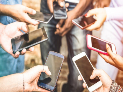 Due to the code of conduct, the embarrassment of distribution of smartphones to Anganwadi workers in front of Zilla Parishad | अंगणवाडी सेविकांसाठी आले स्मार्टफोन; आचारसंहितेमुळे जिल्हा परिषदेसमोर वाटपाचा पेच