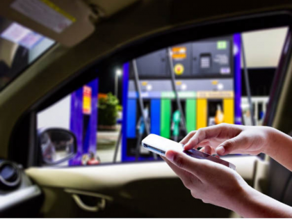 Why is endangering the lives of others as well as himself by talking on the mobile phone at the petrol pump? | पेट्रोलपंपावर मोबाइलवर बोलून, स्वत:सोबतच इतरांचाही जीव धोक्यात का घालतोय दादा ?