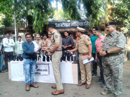 Gondia: Police find 88 missing mobile phones and give them to complainants, Superintendent of Police distributes mobile phones to owners | Gondia: गहाळ झालेले ८८ मोबाईल शोधून पोलिसांनी दिले तक्रारकर्त्यांना, पोलीस अधिक्षकांच्या हस्ते मोबाईल धारकास वाटप  