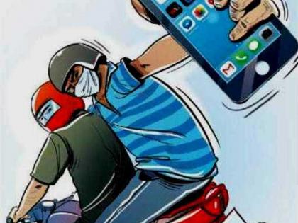 Saying let me make a call, and theft the mobile; Two mobile snatchers arrested in Latur | एक कॉल करू द्या म्हणत मोबाईलच पळवला; लातुरात मोबाईल हिसकावणारे दोघे अटकेत