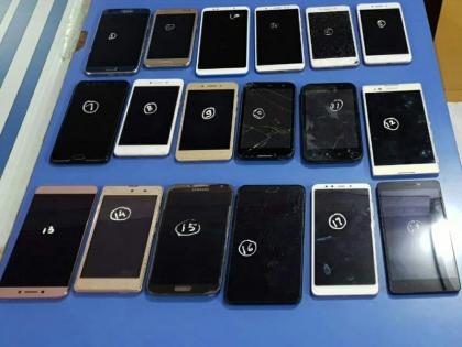 Mobile thieves arrested who robbed mobile in the local area, 18 mobiles are seized | लोकलमध्ये मोबाइल चोरणारे जेरबंद, १८ मोबाइल केले हस्तगत 