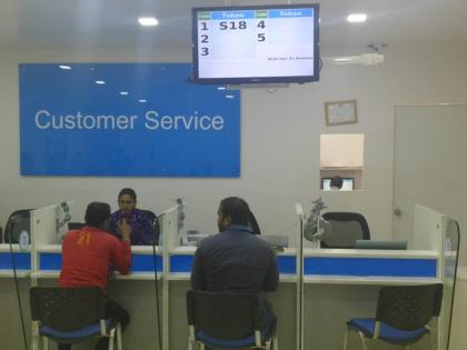 मोबाईल सर्व्हिस सेंटरमध्ये देताना 'या' चुका नक्की टाळा