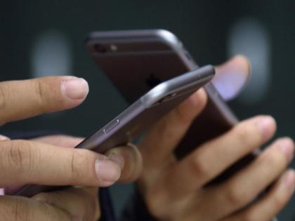 Expensive recharges, 2 SIM hassles lead to decrease in subscribers; Number of mobile users in the country declines by 2.5 percent | महाग रिचार्ज, २ सिमच्या त्रासाने ग्राहक घटले; देशात मोबाइल वापरकर्त्यांच्या संख्येत २.५ टक्के घट